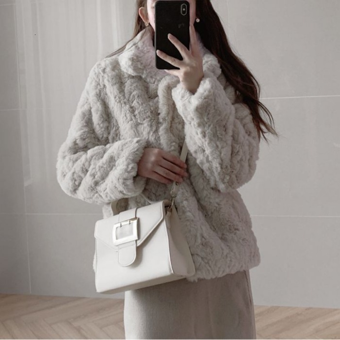 

2021 New Autumn and new skin fashions of the false hand warm jacket ladies open temperament short women's winter coat, Beige.