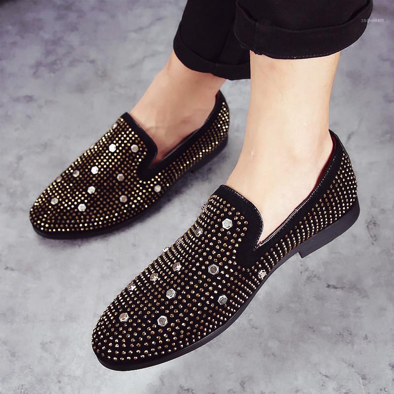 

2020 Fashion Men dress shoes PUNK rivet Rhinestone Black Party Wedding Shoes Pointed toe flats Driving Loafers LE-201