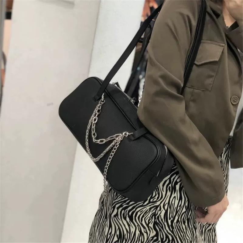 

2021 European and American Fashion Solid Color Female Messenger Bag Shoulder Large Capacity Chain Bag Women Purse and Handbags, Black