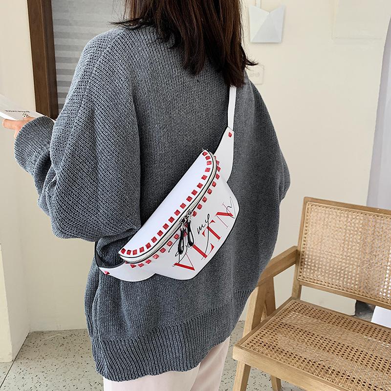 

Fashion Rivet Belt Bag Women's Tide Ins All Match Shoulder Crossbody Bag Outdoor Sports Wide Shoulder Strap Chest Waist, Black
