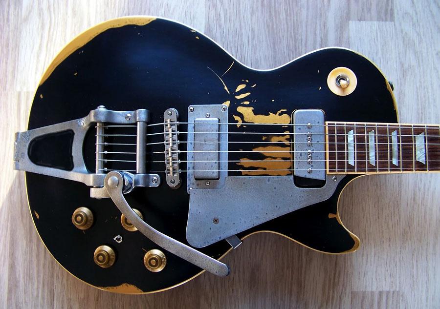 

Relic NEILYOUNG OLD BLACK 56 Reissue Black Over Gold Electric Guitar Bigs Tremolo Bridge Mini Pickups