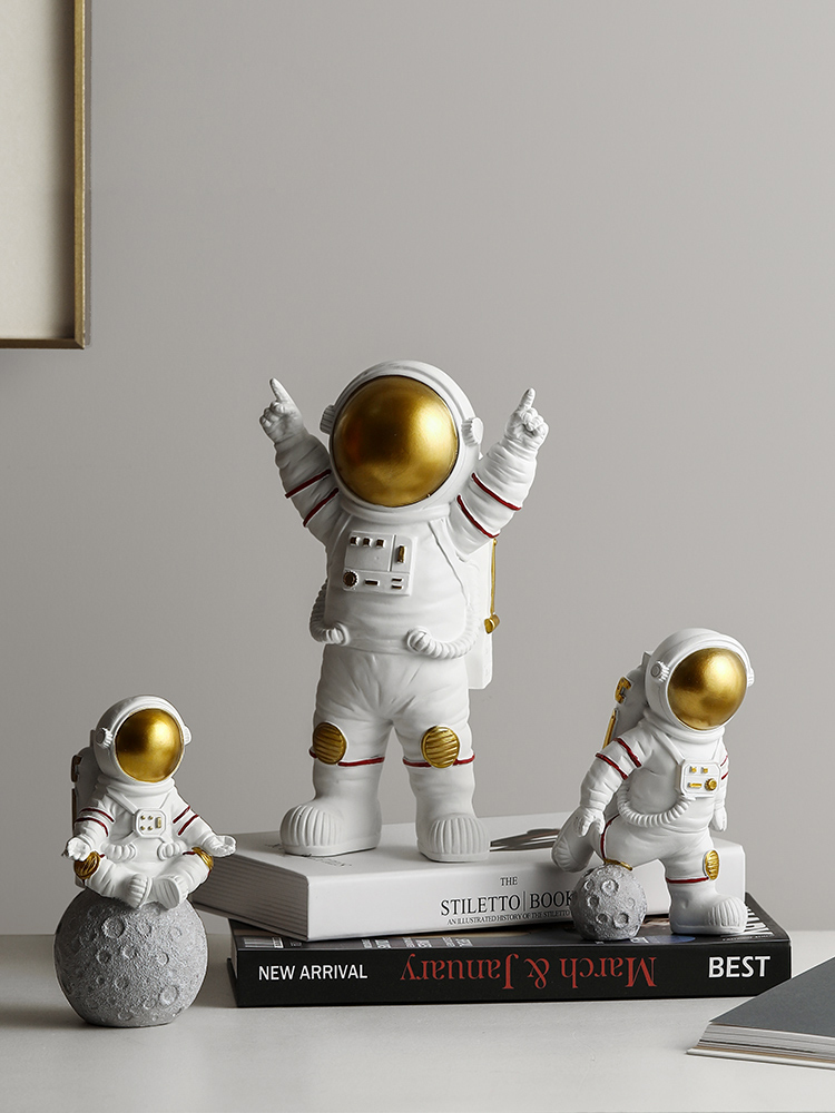 

Nordic Modern Astronaut miniature figurines Resin Craft Home fairy garden desk decoration Furnishing articles room accessories 201202