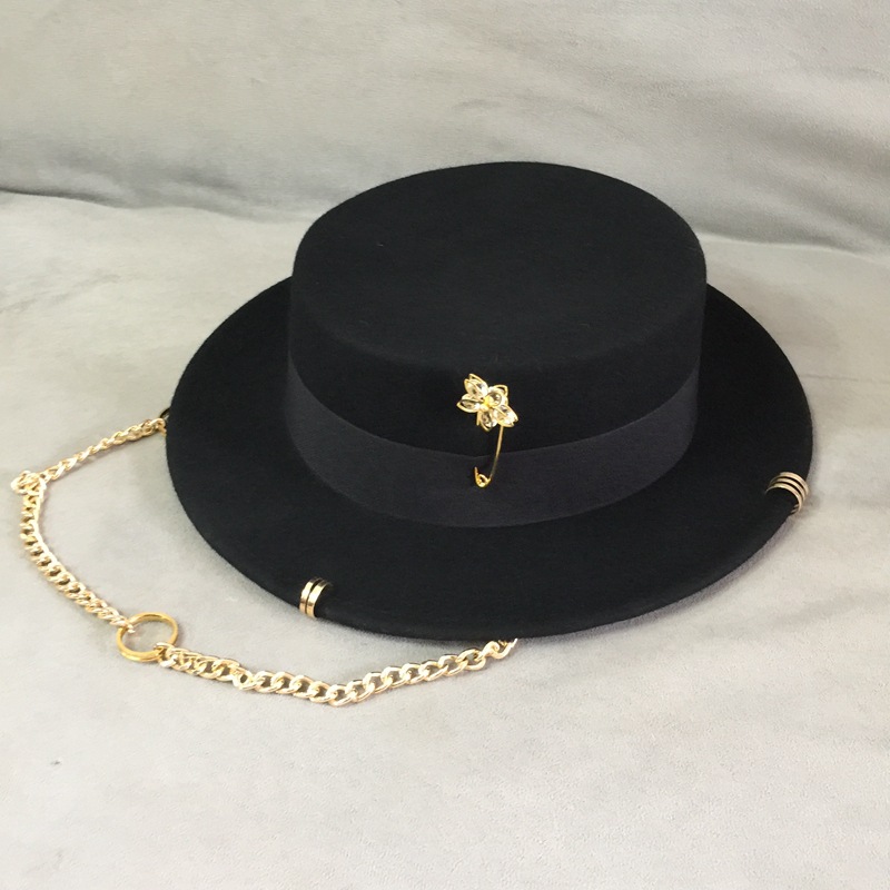 

luxury- Black cap female British wool hat fashion party flat top hat chain strap and pin fedoras for woman for a street-style shooting