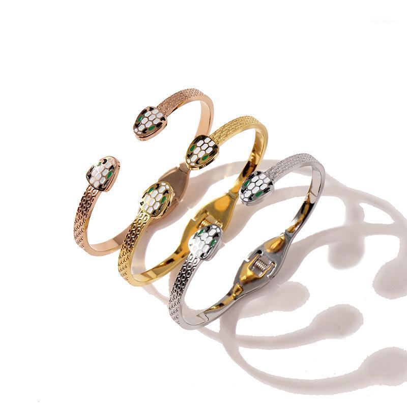 

Brand European and American hot-selling jewelry fashion bracelets exquisite glossy snake head shape gifts for lovers1
