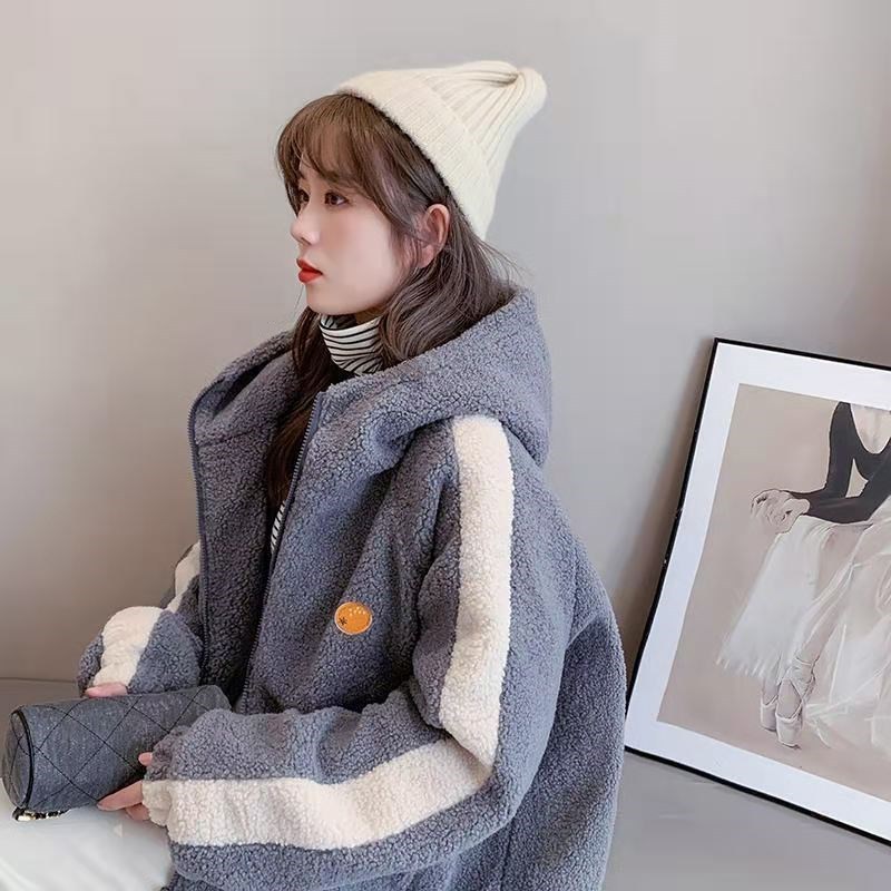 

2021 New Retro-feminine winter autumn in the fashionable print versatile lamb wool sweet curly temperament with hoodie collar jacket M0DS, Gray.