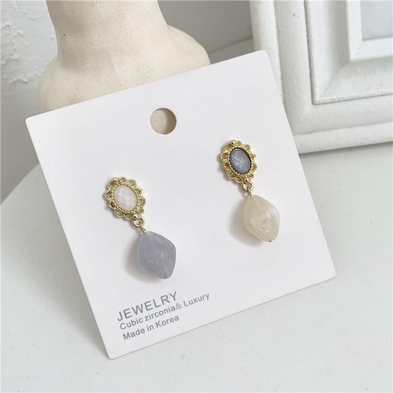 

Vintage pattern pearl earrings Classic temperament senior earrings Long circular resin crystal stud for women