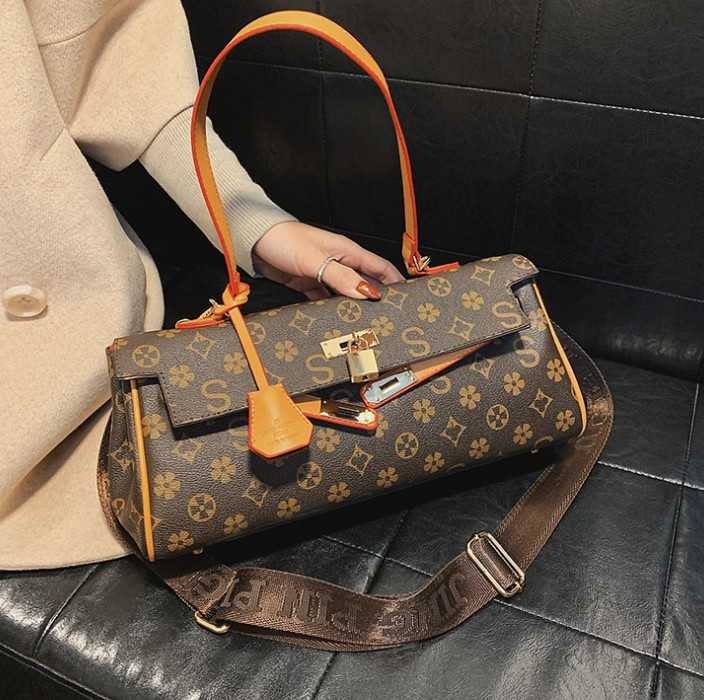 

2021 Designer Bag Fashion Korean Wide Shoulder Strap One-shoulder Luxury Floral Handbag Versatile Boston Pillow Bags Trendy Purse, Black