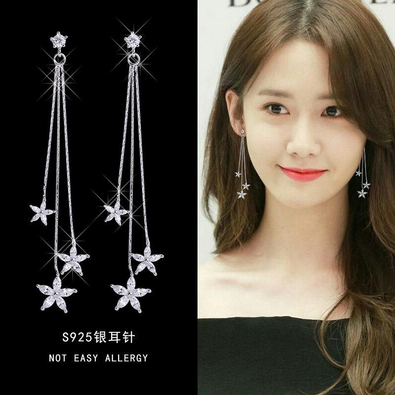 

The 2021 Star Teamed The Look With A Long Flowing Suethe Earrings Pin Korean Temperament Zircon Flower Earrings