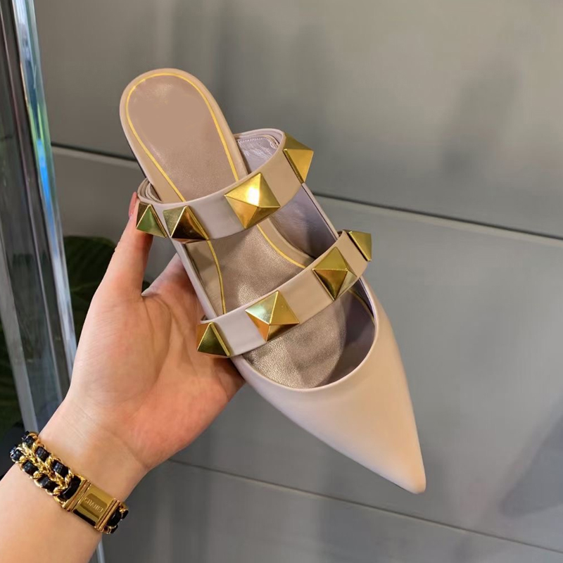 2022 Luxury Designer Femmes Slippers Fashion Rivets Chaussures pointues Tobes à droite Sandales plates en cuir authentique Sandales plates SPIKES