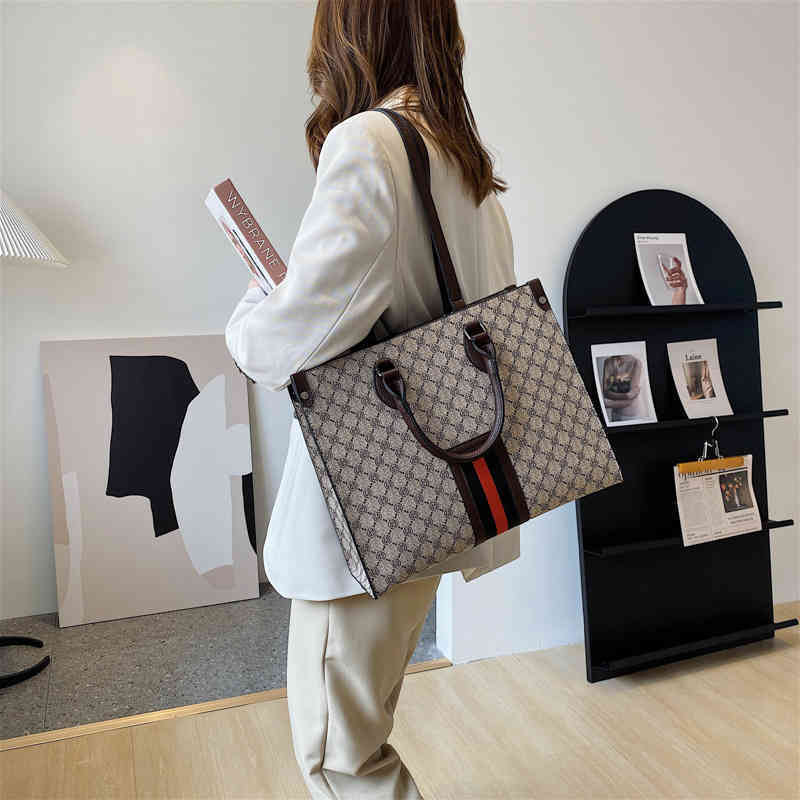 

2022 Factory Wholesale printed large capacity tote leisure fashion simple portable Single Shoulder Messenger women's bag, Trumpet