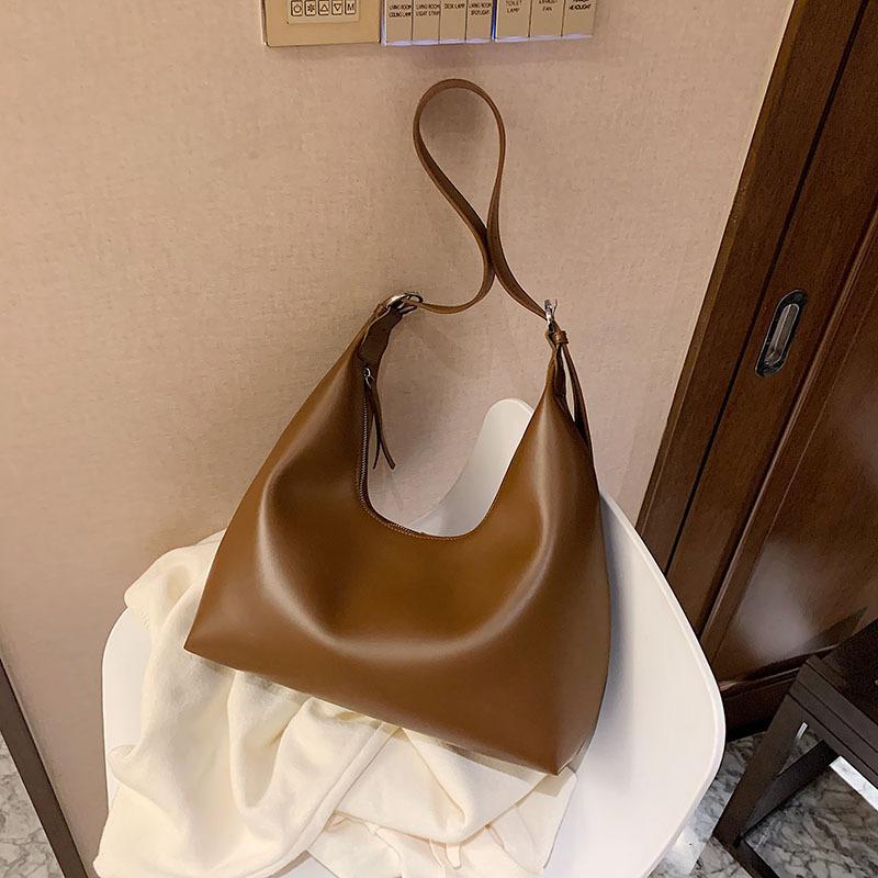

2021 New Korean Version of The Wild Tote Bag Commuter Portable Handbags Fashion Ladies Large Capacity Shoulder Messenger Bag, Black