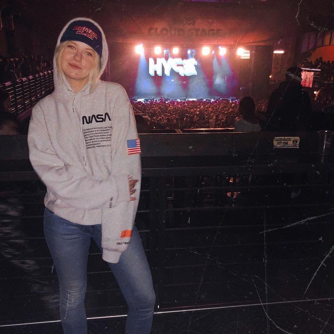 

2021 latest European and American fashion brand men's and women's Hooded Sweater, Black