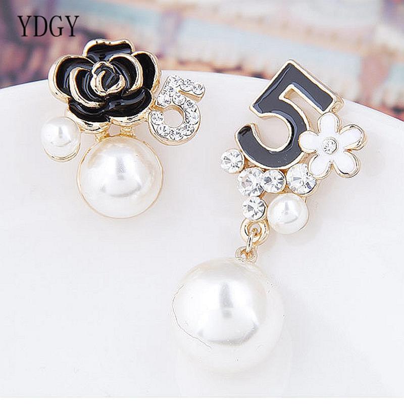 

YDGY Simple Digital Pearl Earrings Fashionable Temperament Enamel Flower Asymmetric Girl Style Earrings