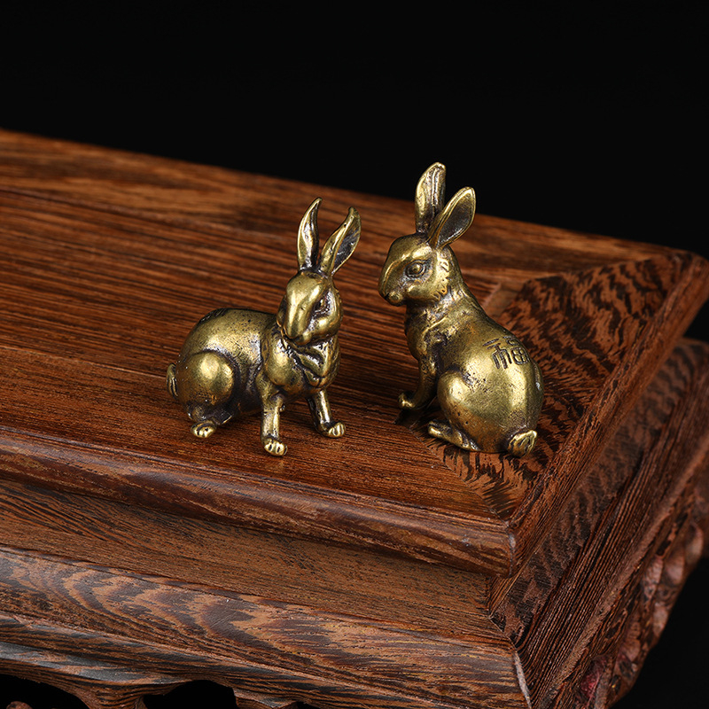 

1 Pair Antique Copper Zodiac Lucky Rabbit Statue Ornaments Vintage Solid Brass Animal Miniature Figurine Tea Pet Desk Decoration Y0107