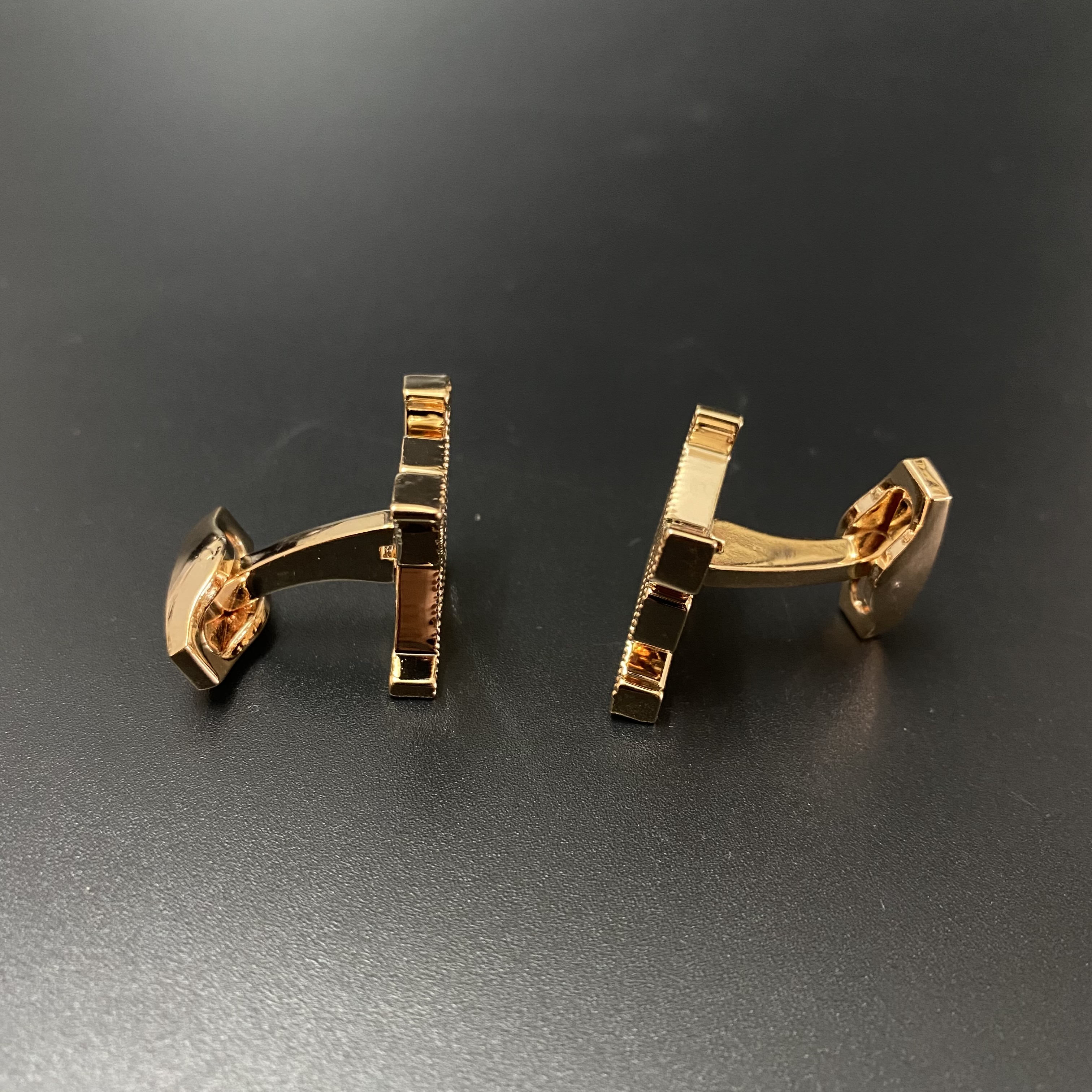 

2022 High Quality Luxury Designer Cufflinks Men Classic Letters Cuff links Shirt Accessories Wedding Gifts Fashion Jewelry