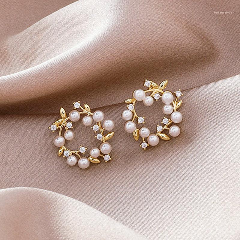 

Stud River Charm Women Studs Earrings Irregular Imitation Pearls Flower Gold Color Delicate Earring Female Fashion Jewelry 1Pair1