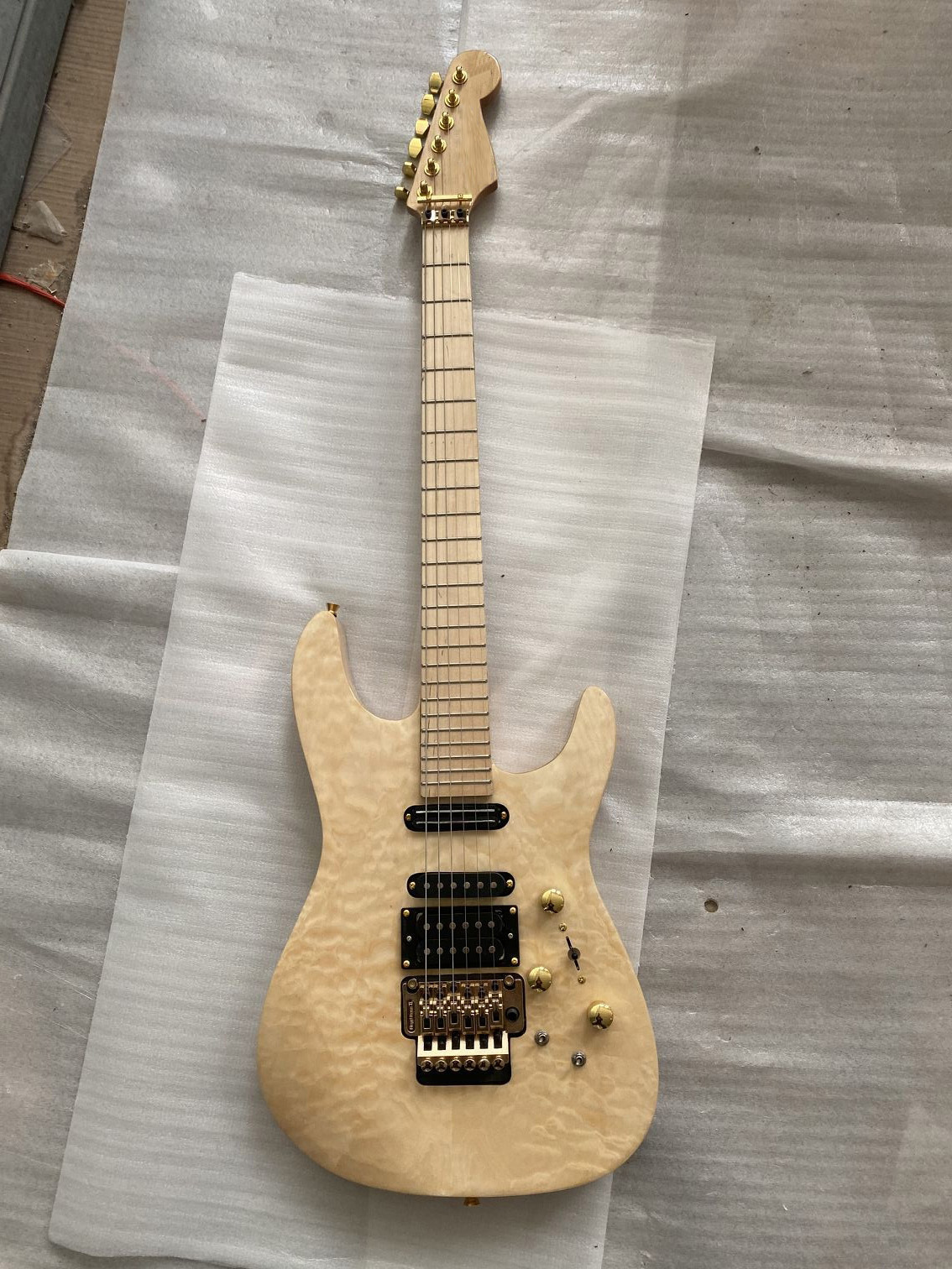 

Custom Shop Jack Son PC1 Signature Phil Collen Natural Quilted Maple Chlorine Electric Guitar Gold Tremolo, Active Pickups China Guitars