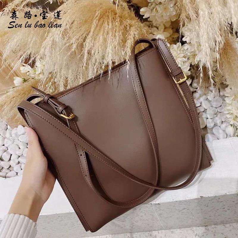 

Bucket bag leather women's bag large capacity women's new one Shoulder Messenger Tote in autumn and winter 2021, Lion pendant
