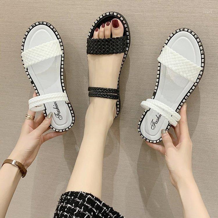 

New summer high quality comfortable flat women's sandals Fashion casual wild open toe buckle slippers women sandals 35-411