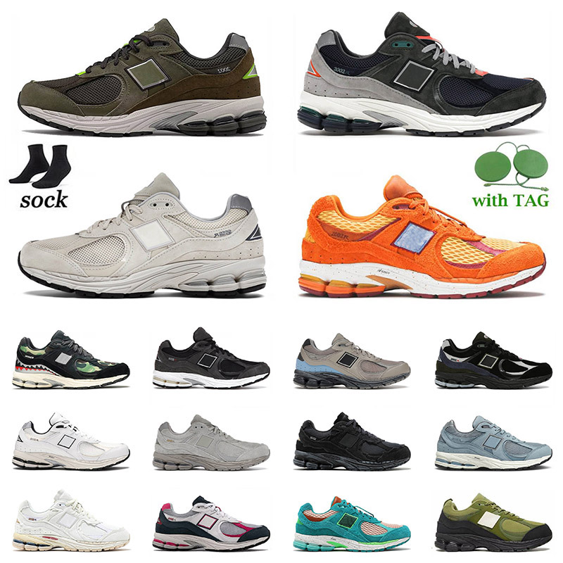 

2022 New Top Quality 2002R Mens Women Designer Causal Shoes Light Bone Aluminum Protection Pack Phantom Rain Cloud Sea Salt White Black Camo Luxury Sneakers 36-45, C41 navy silver metallic 36-45