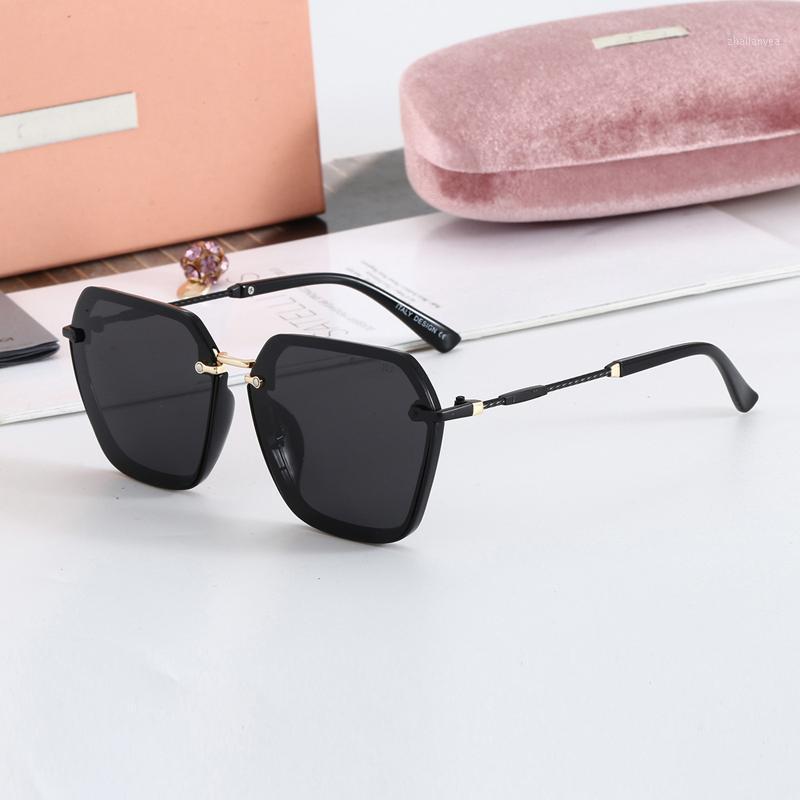 

Brand Sunglasses Women Fashion Designer Luxury Sun glass Lady Polarizer Shopping Mirror Retro Frameless Square Eyewear1
