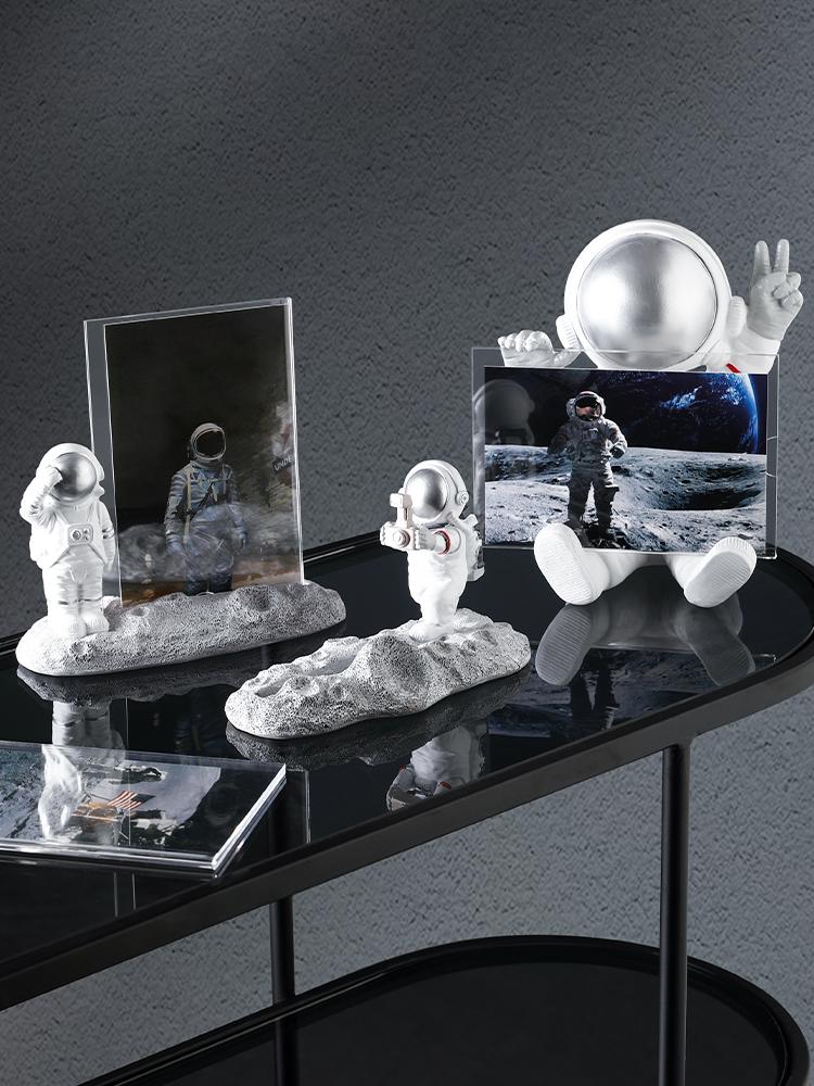 

Photo frame framed photo creative astronaut living room small decoration home wine cabinet decoration TV cabinet