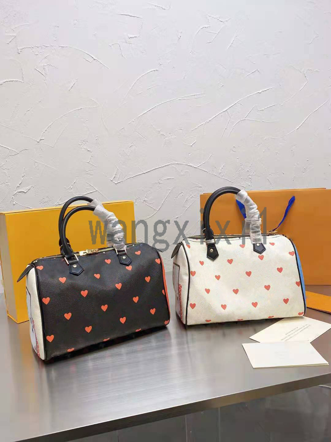 

2021 new women's bag designer designs high-quality brand two-color pillow bag handbag with old flower pattern, the size is 30cm., Pay for freight