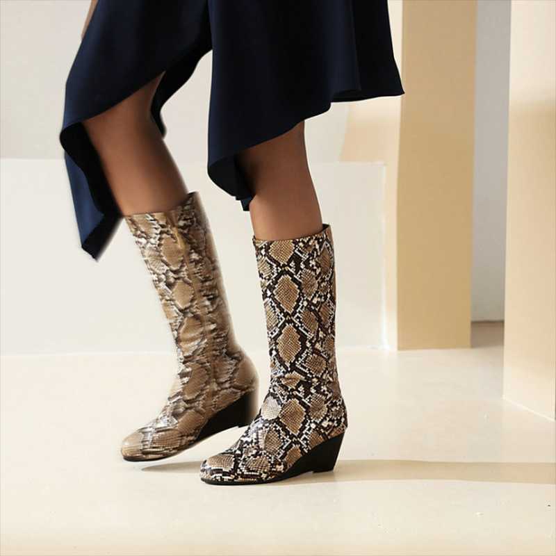 

2020 Hot Sale Winter Mid Long Snake Print Wedge Boots Female Green Yellow Faux Snakeskin Western Cowboy Botas Wedges Shoes Women, Beige