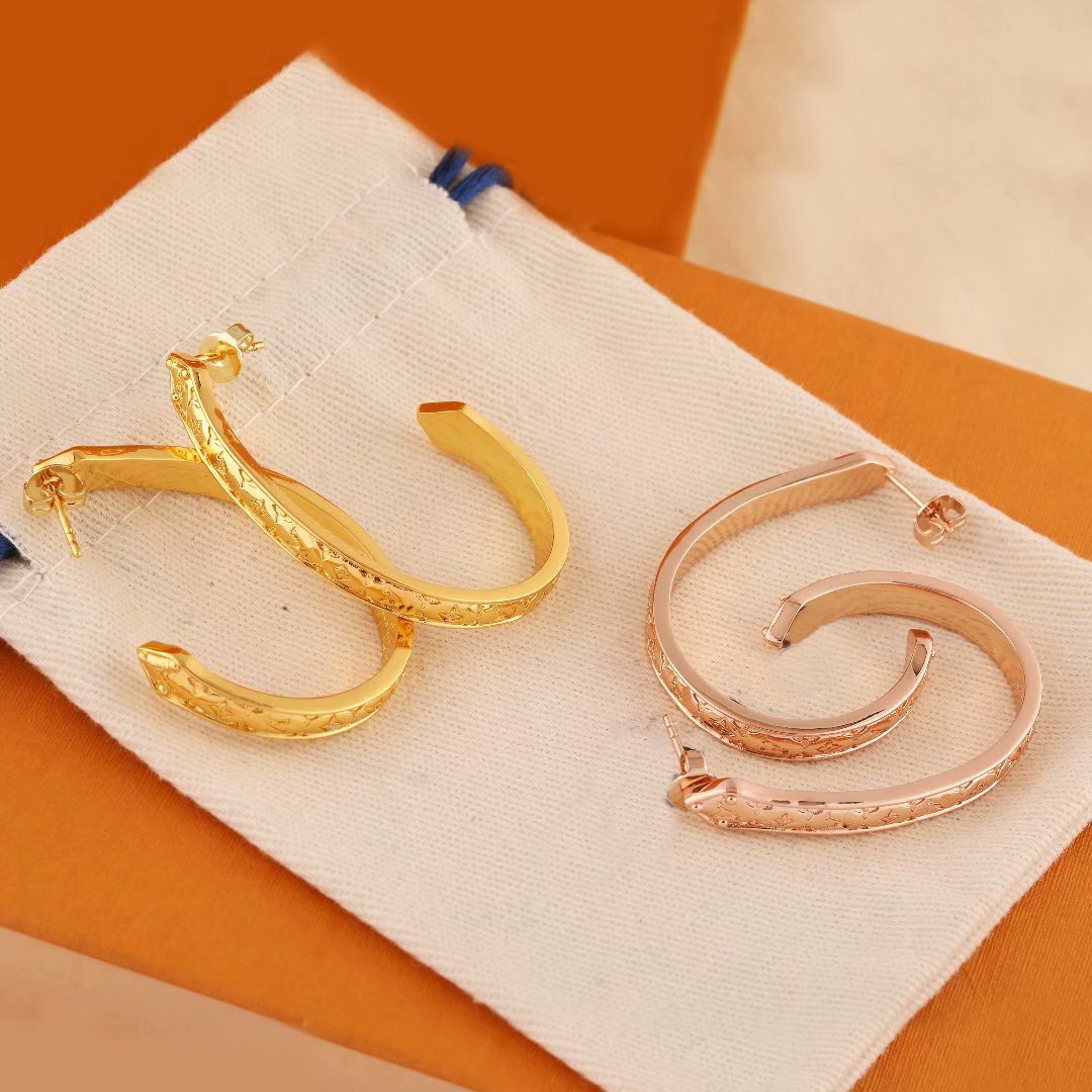 

Europe America Style Lady Women Gold/Silver-Colour Hardware Engraved V Initials Four Leaf Flower Nanogram Sweet Drems Hoop Earrings M69655