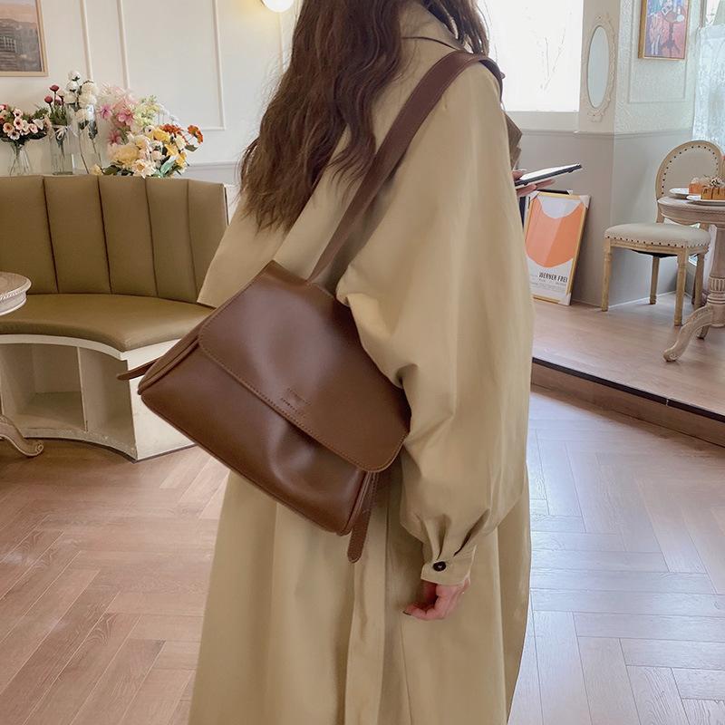 

Rich dark brown Korean ins new 2021 autumn and winter flip bag temperament commuter pu bag women's shoulder messenger tide, Black