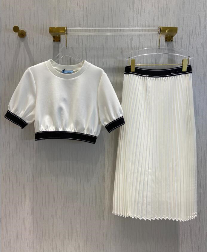 

2022 letter skirt, lazy collocation, age-reducing sweater + pleated half skirt, top is a short-waist designer, White