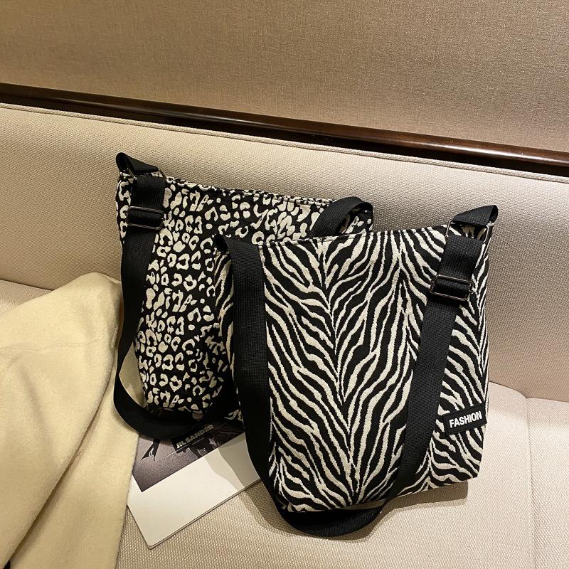 

2021 New Simple Zebra Striped Leopard Pattern Casual Large-capacity Female Bag Tide Wild Shoulder Tote Messenger Bag Satchels, Zebra pattern