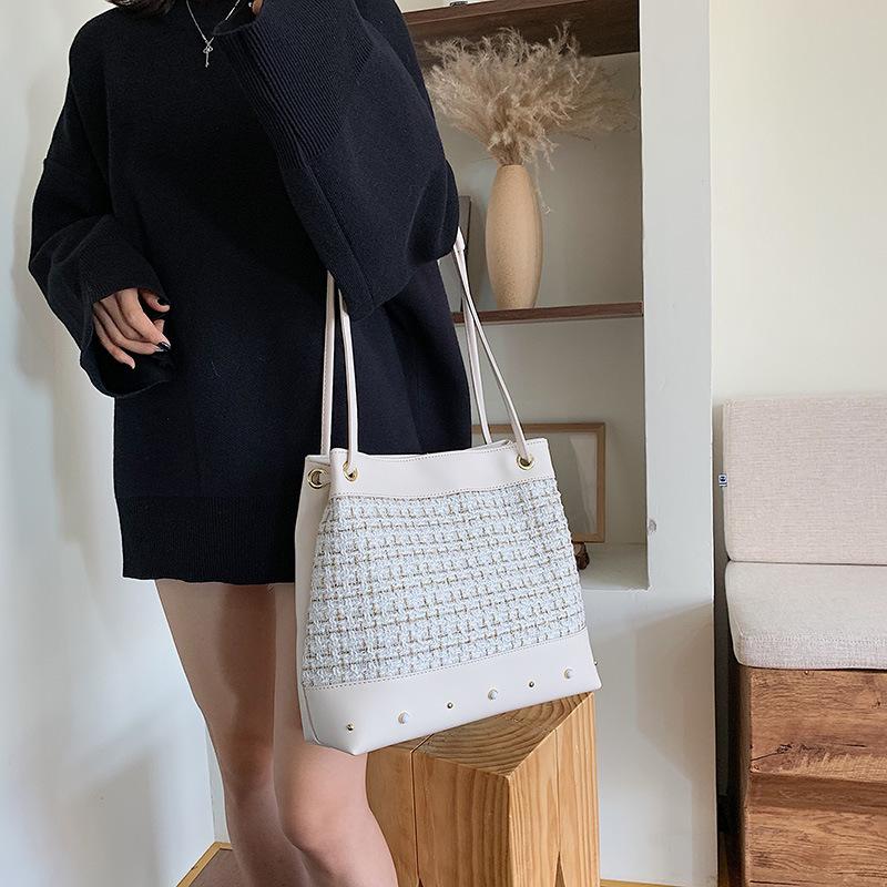 

FIRMRANCH 2020 women's autumn and winter new fashion sweet small fragrance large capacity rivet shoulder bag handbag, Black