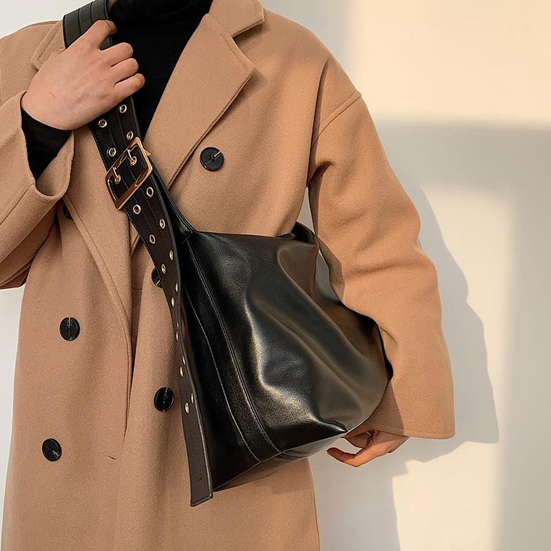 

2021 Spring New Soft Leather Women High Capacity Simple Package One Shoulder Solid Color Travel Large Bag D694, Black