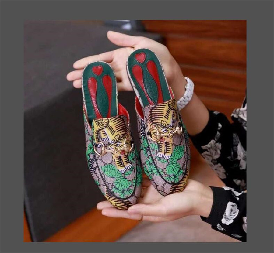 

Designer luxury Women Men Slippers unisex Lace Velvet sandals Princetown Genuine Leather Mules Loafers shoes Flats With Buckle Bees Snake Pa, A box