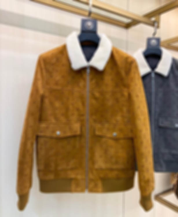 jaqueta de couro marrom com capuz