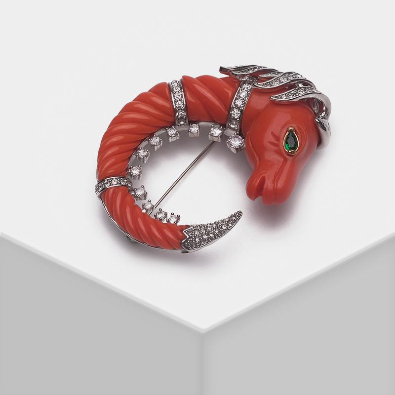 

Amorita boutique Exaggerated horse-head circle brooch
