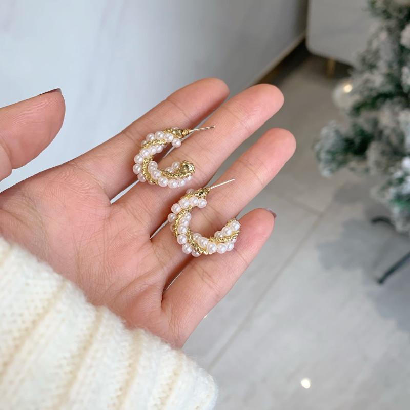 

2021 New Sweet Twisted C Shaped Hoop Earrings For Women Cute Simulated Pearl Circle No Pain Clip On Jewelry Pendientes Gifts