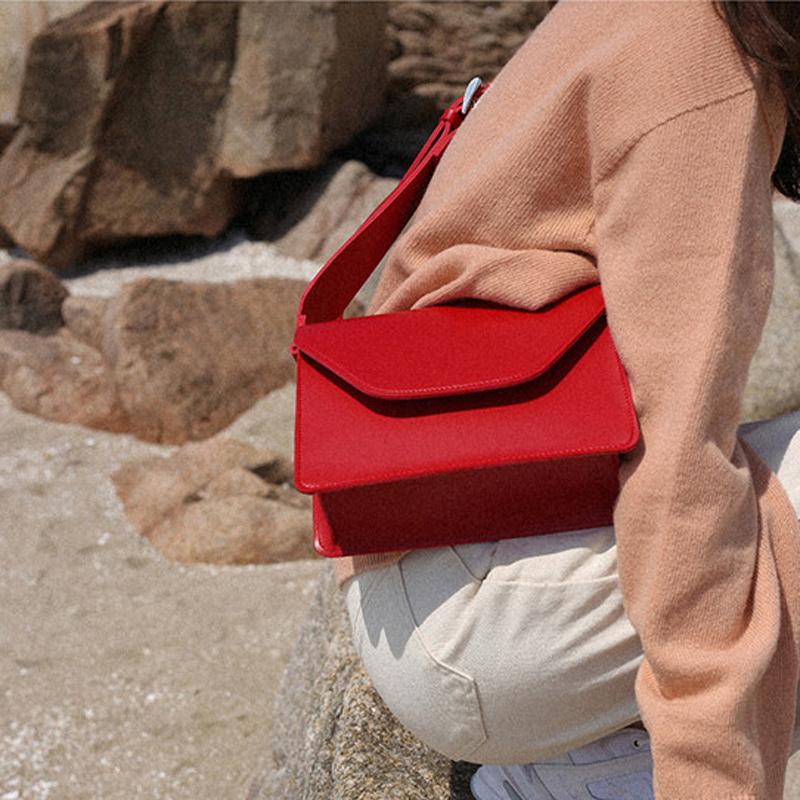 

Custom Korean Simple Handbag Single Shoulder Handbag 2021 New Contracted Trapezoidal Fashion Cross Body Small designer satchel, Black