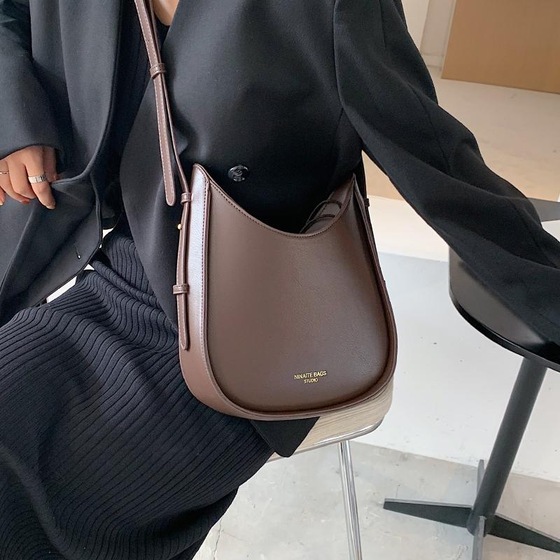 

2020 New Fashion Women's Bag Autumn Single Shoulder Crossbody Large Capacity Drawstring Package Solid Color C296, Black