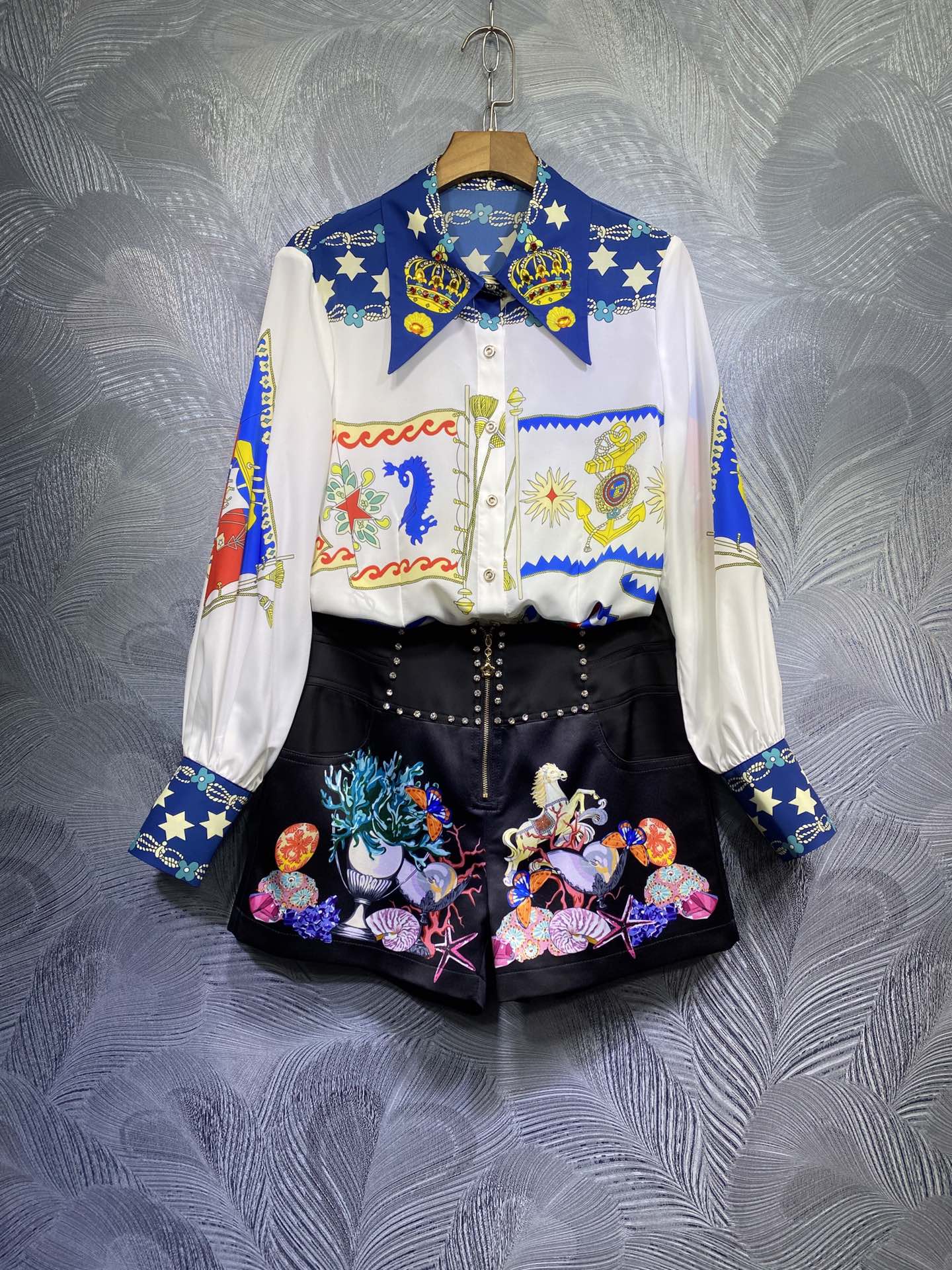 

Spring and summer dress 2021 European women's lapel heavy industry with diamond elegant print shirt black shorts set 2 pieces, White