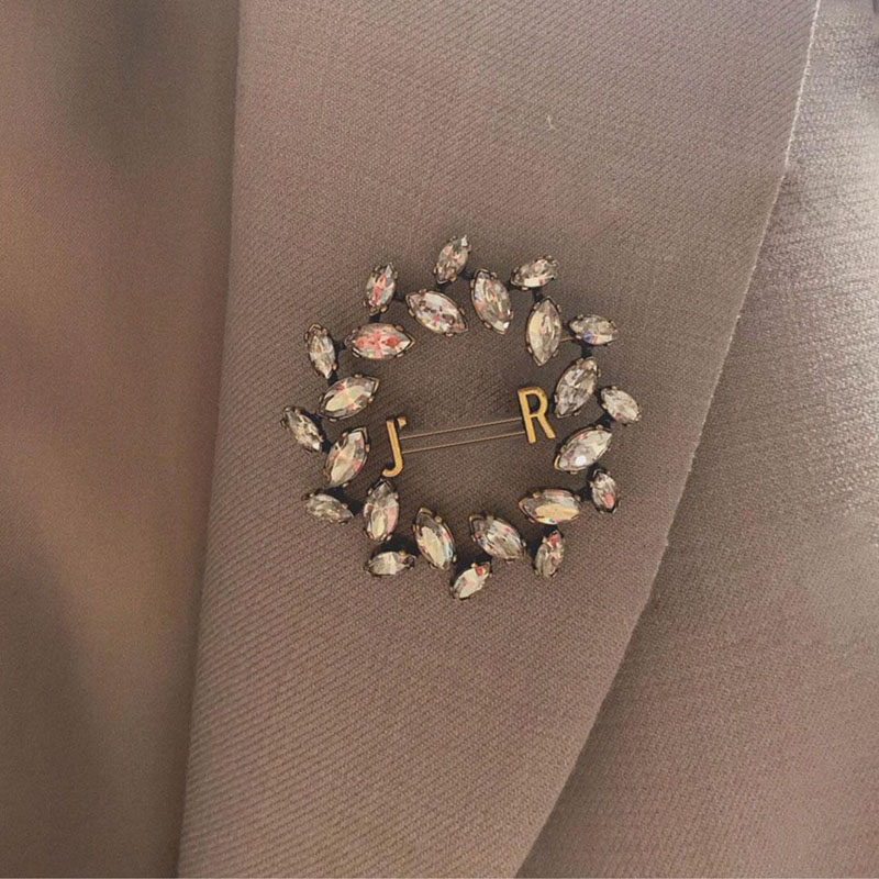 

2022 Diamonds Designer Brooch Luxury Fashion Gold Brooches Letter Printed Wedding Party Jewelry Pearl D Casual Classic Brooch 2202125D, Gray