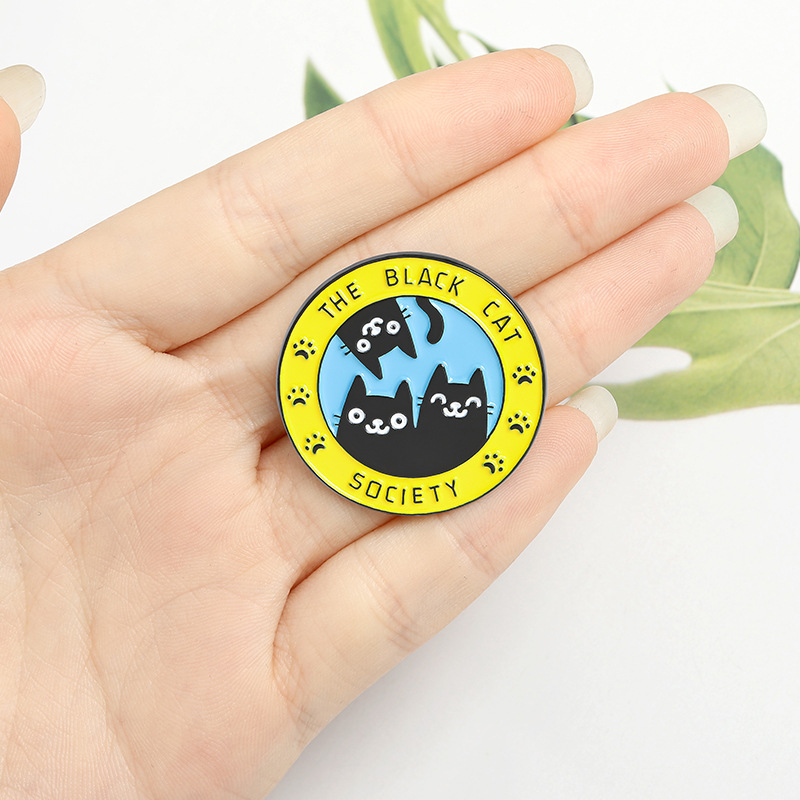 

Cartoon Three Black Cats Brooches Round Cute Simple Enamel Pins Fashion Funny Animal Jewelry Clothing Denim Lapel Badge Gifts For Friends, Gray