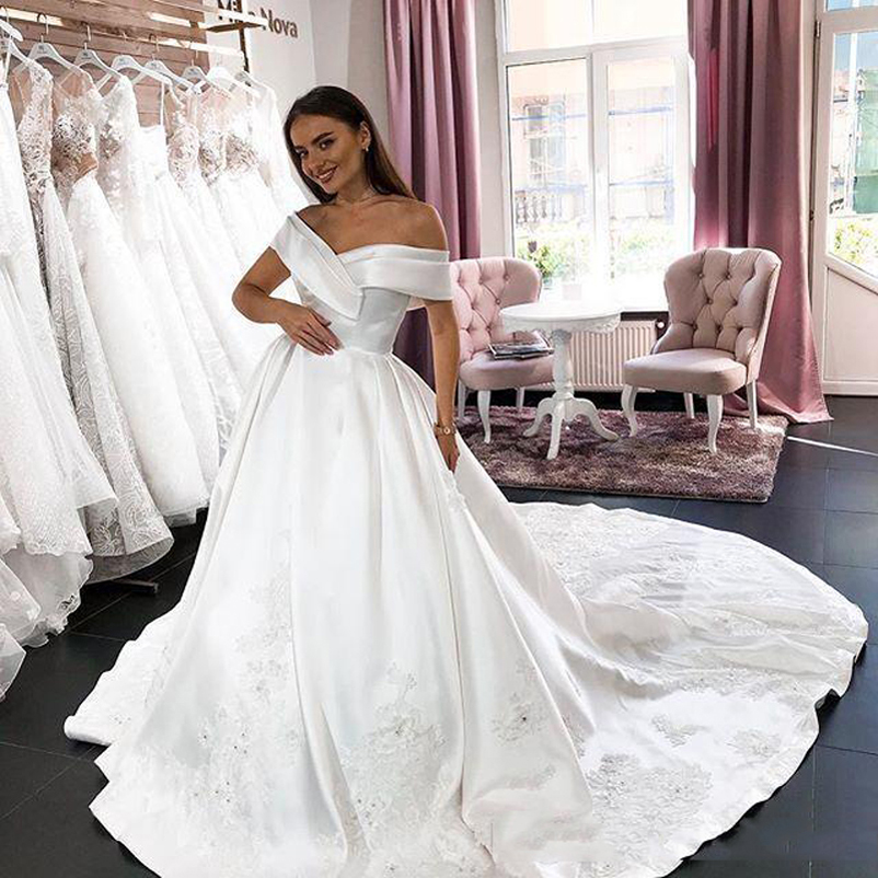 

Arabic Off Shoulder Ball Gown Lace Wedding Dresses with Appliques Crystal Beaded Backless Satin Sweep Train Bridal Gowns, Red