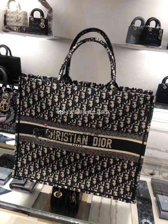 

Christian Women Luxurys Designer Tote Bags Canvas Large Capacity Handbag Wild Commuter Presbyopia Big Shopping Rziq