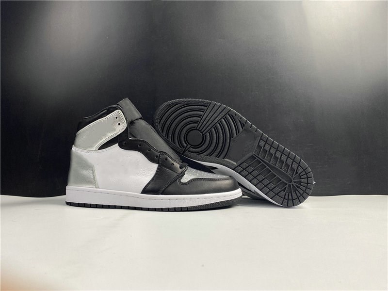 

Special Edition 1 High OG WMNS Basketball Designer Shoes Black Metallic Silver White Black Fashion Trainers High Quality Ship With Box