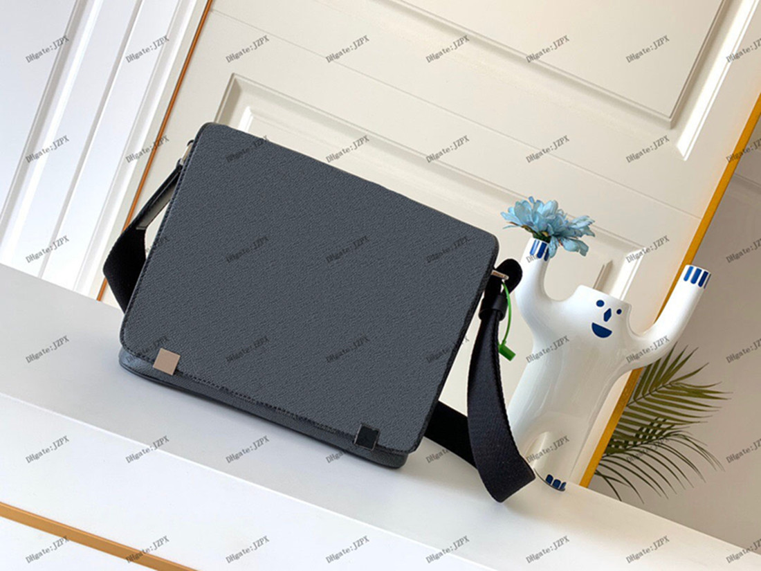 

Classic men's one shoulder bag cross bag small messenger bag luxury designer bag, size: 25 * 22 * 7cm, free shipping, code: 41028, Take the picture as the criterion