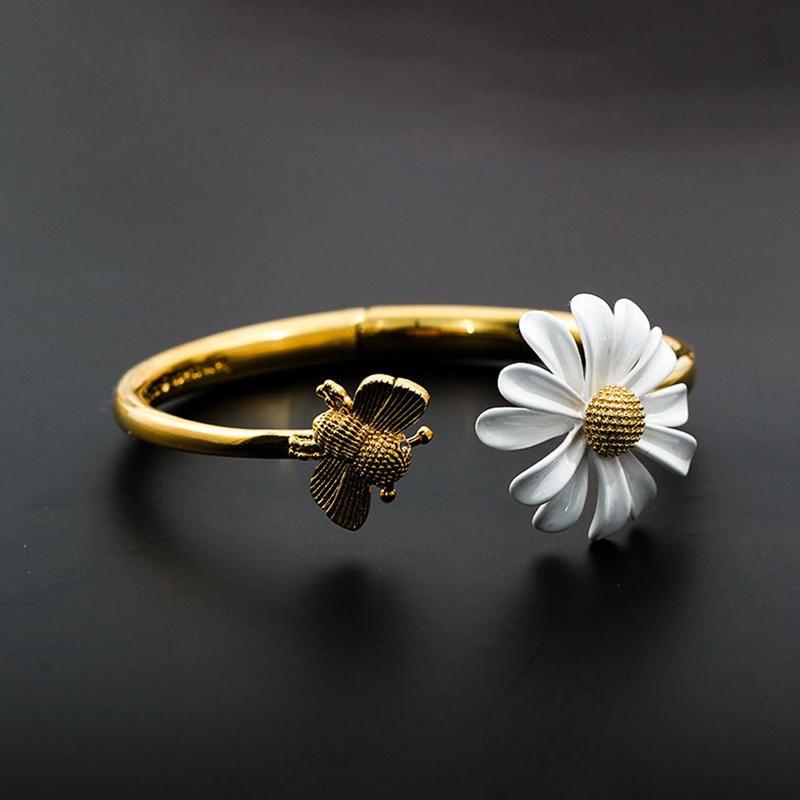 

2020 New Spring Summer White Enamel Daisy Flower Bangle Vintage Elegant Simple Adjustable Bracelet for Women Jewelry Party Gifts