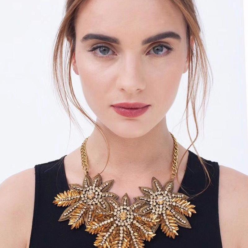

Chokers Gold Flower Vintage Necklace Choker Statement Crystal Chunky Luxury Fashion Jewery For Women Gifts1