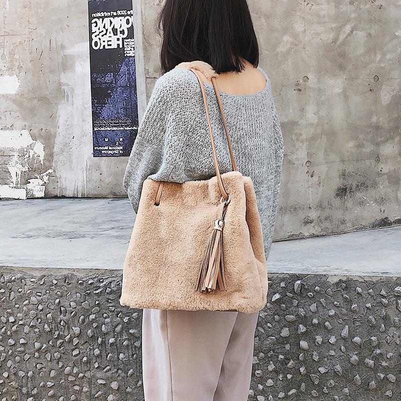 

2021 Women Shoulder Bags Fashion Plush Ladies Handbags Winter Warm Faux Fur Crossbody Bag Casual Tassel Messenge Bags WT50045, Black shoulder bag